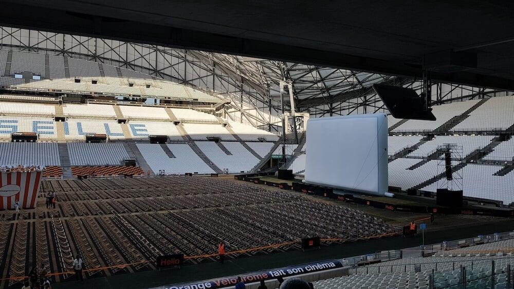 Des projections grandioses avec nos écrans géants à soufflerie permanente !